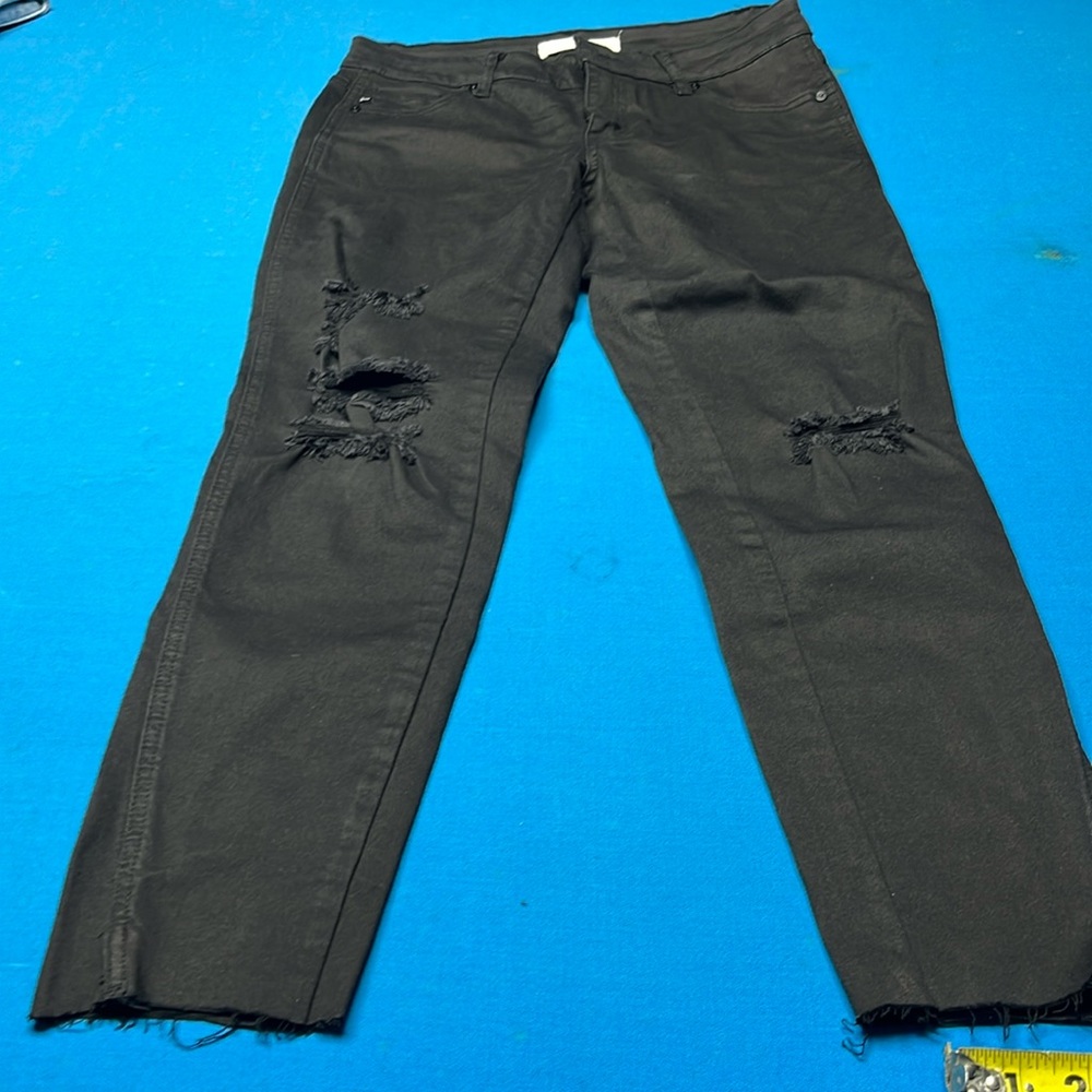 Never worn KanCan straight leg capri. Black